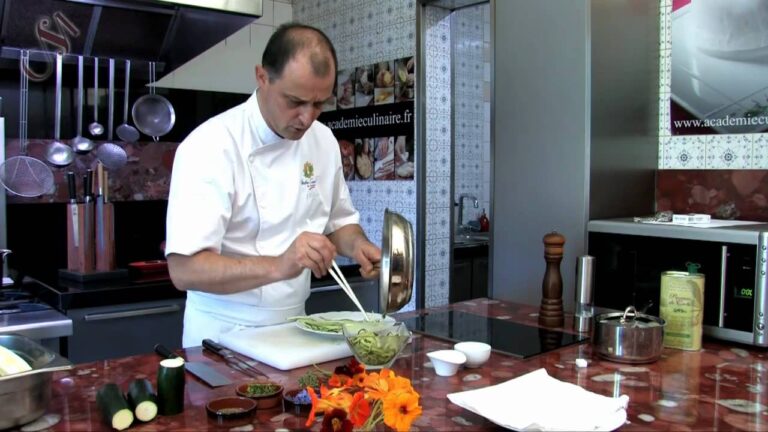 Ustensile pour faire des spaghettis de courgettes