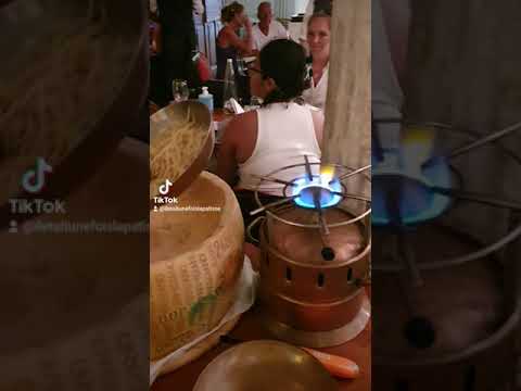 Pate flambée dans une meule de parmesan recette