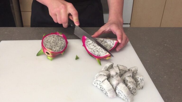 Comment couper un fruit du dragon