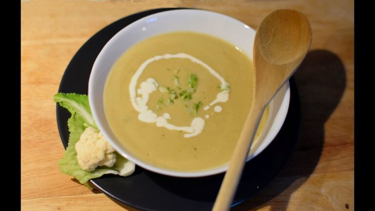 Soupe avec feuille de chou fleur