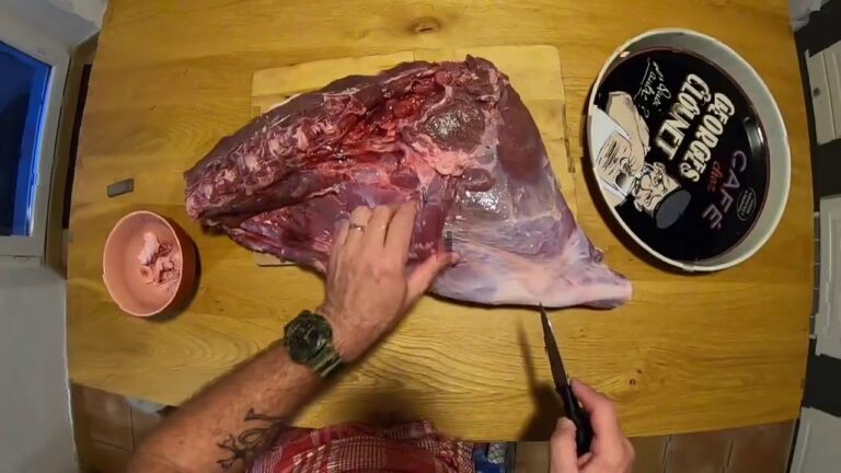Comment d&eacute;couper une &eacute;paule de sanglier