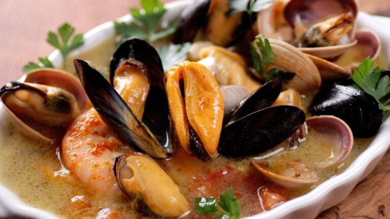 Marmite de poisson avec pate feuillet&eacute;e