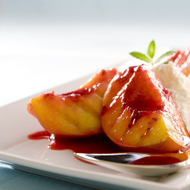 Dessert avec des p&ecirc;ches de vigne