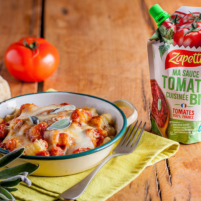 Plat avec de la sauce tomate